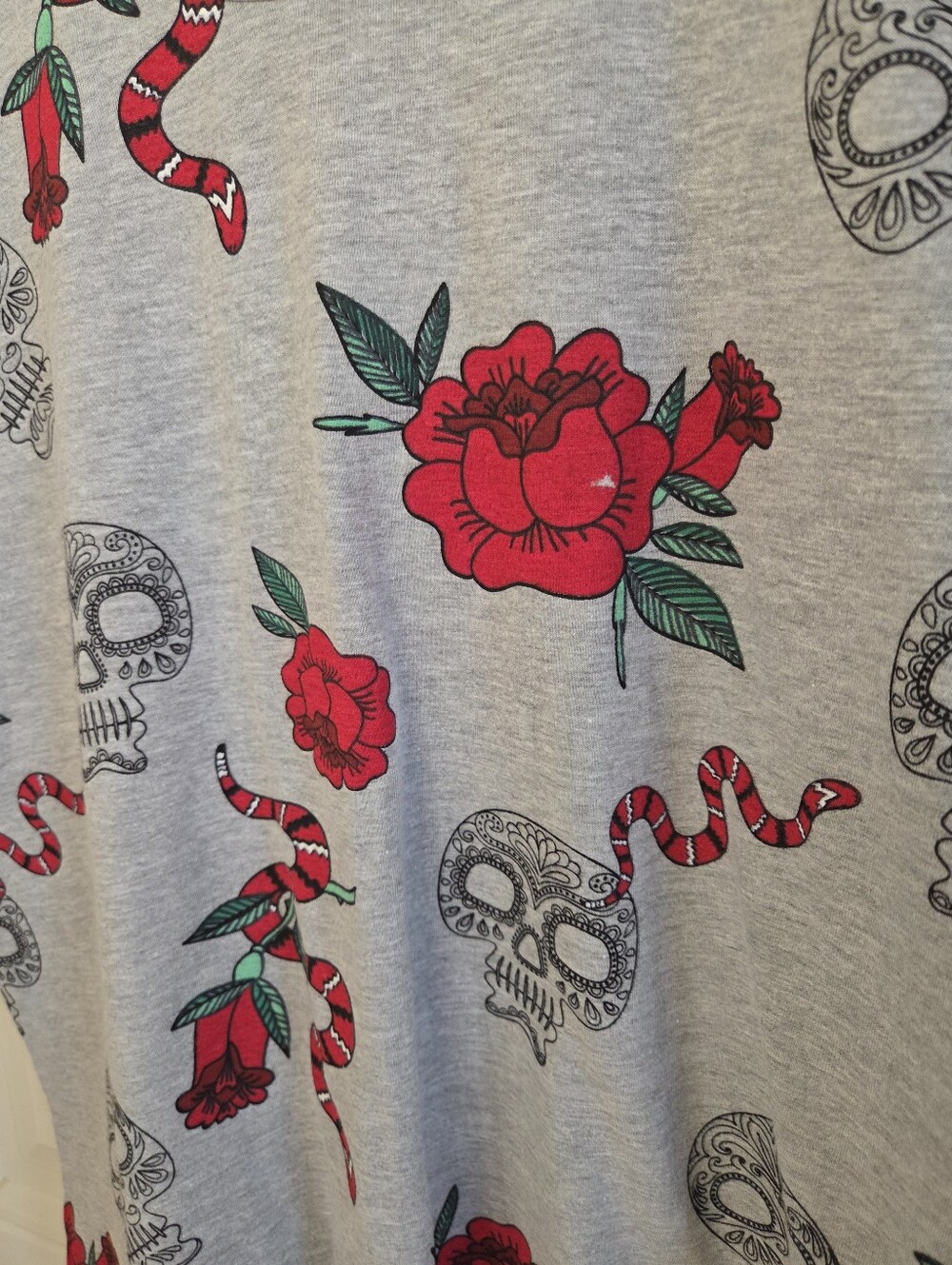 NWT 🌹💀🐍 Rose Skull Snake Print Darling Blue Gray Tshirt - Picture 4 of 7